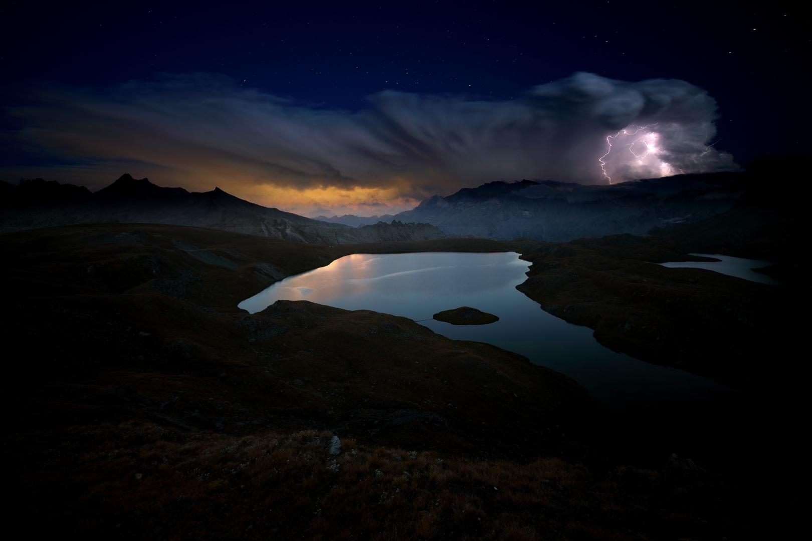 Notte di tempesta. Lago Rosset. Parco Nazionale Gran Paradiso di Luca Casale - menzione 16 edizione