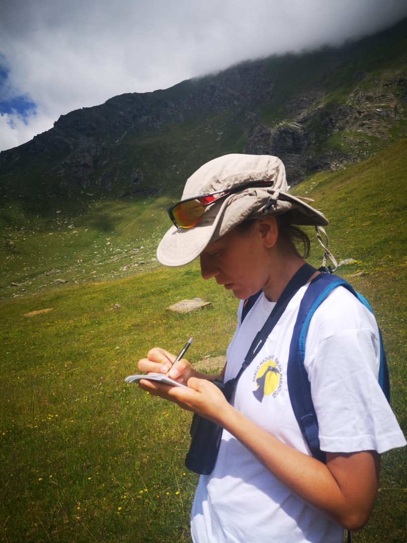 Ylenia Sartorello si occupa dei monitoraggi per la biodiversità nell'ambiente alpino