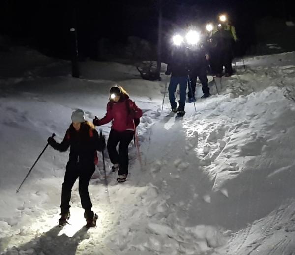 escursionisti sulla neve di notte