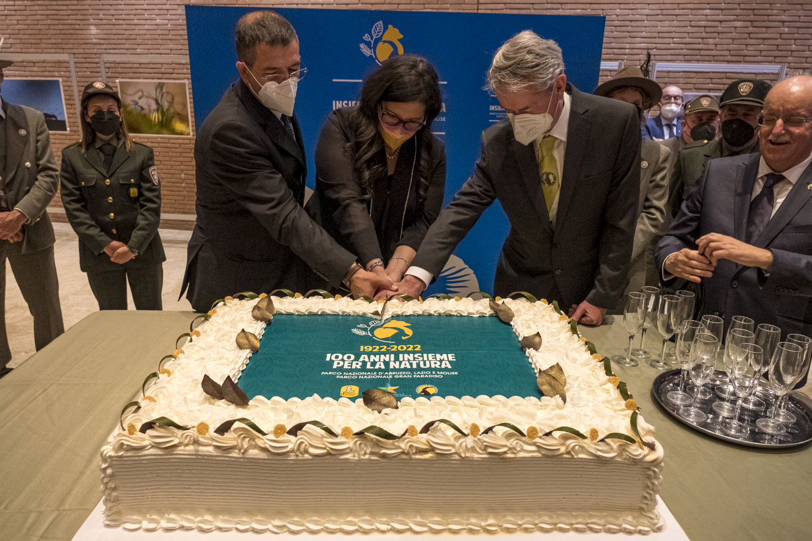 Taglio della torta celebrativa con Ilaria Fontana, Sottosegretario alla Transizione Ecologica, e i direttori dei due parchi - Foto: Enzo Massa Micon