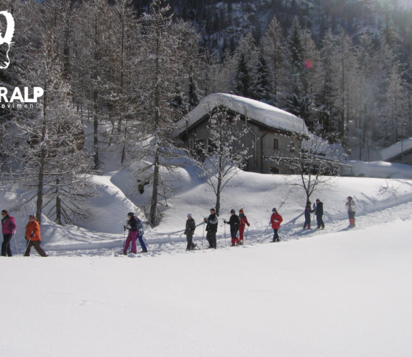 Ciaspola in allegria con le guide di NaturAlp