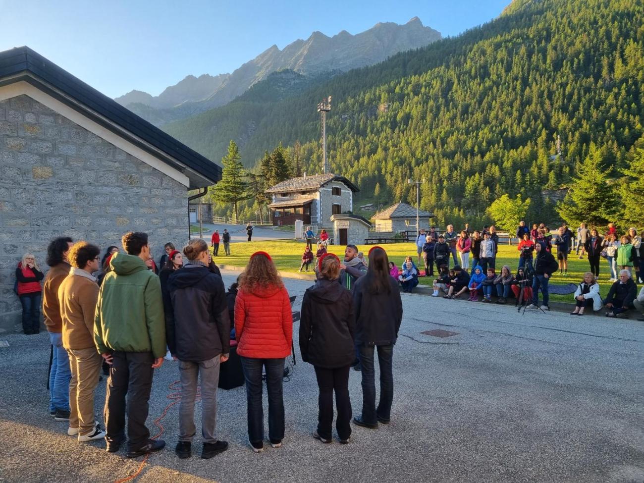 Canti al sorgere del sole presso la diga IREN di Ceresole