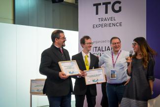 la consegna del premio - foto Antonio Di Nunzio