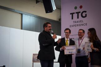 la consegna del premio - foto Antonio Di Nunzio