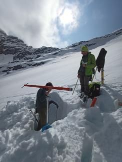 scavo pozzi e pesatura neve - foto Alberto Peracino