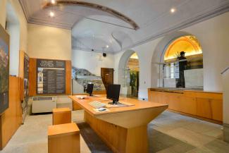 tavoli e sedie al centro visitatori di locana