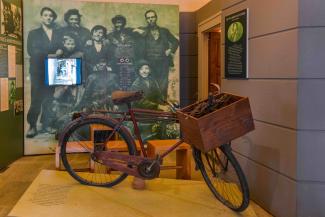 pannello multimediale e bicicletta d'epoca