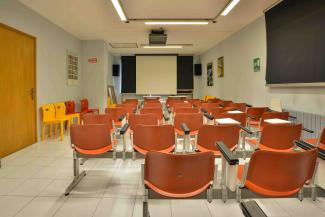 sala con sedie per lezioni e proiezioni