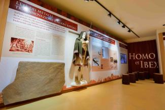 Pannello informativo su miti e leggende dello stambecco al Centro Visitatori Ceresole Reale