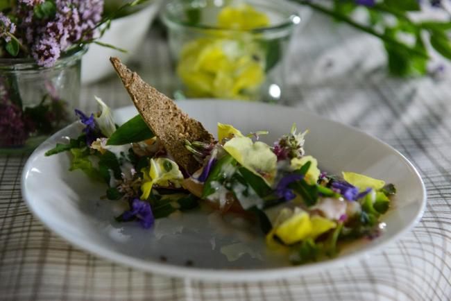 piatto con erbe spontanee e fiori